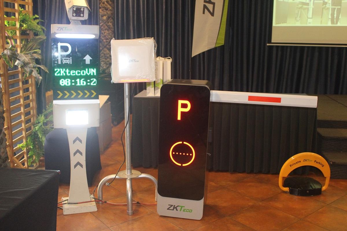 A close-up of a parking sign Description automatically generated